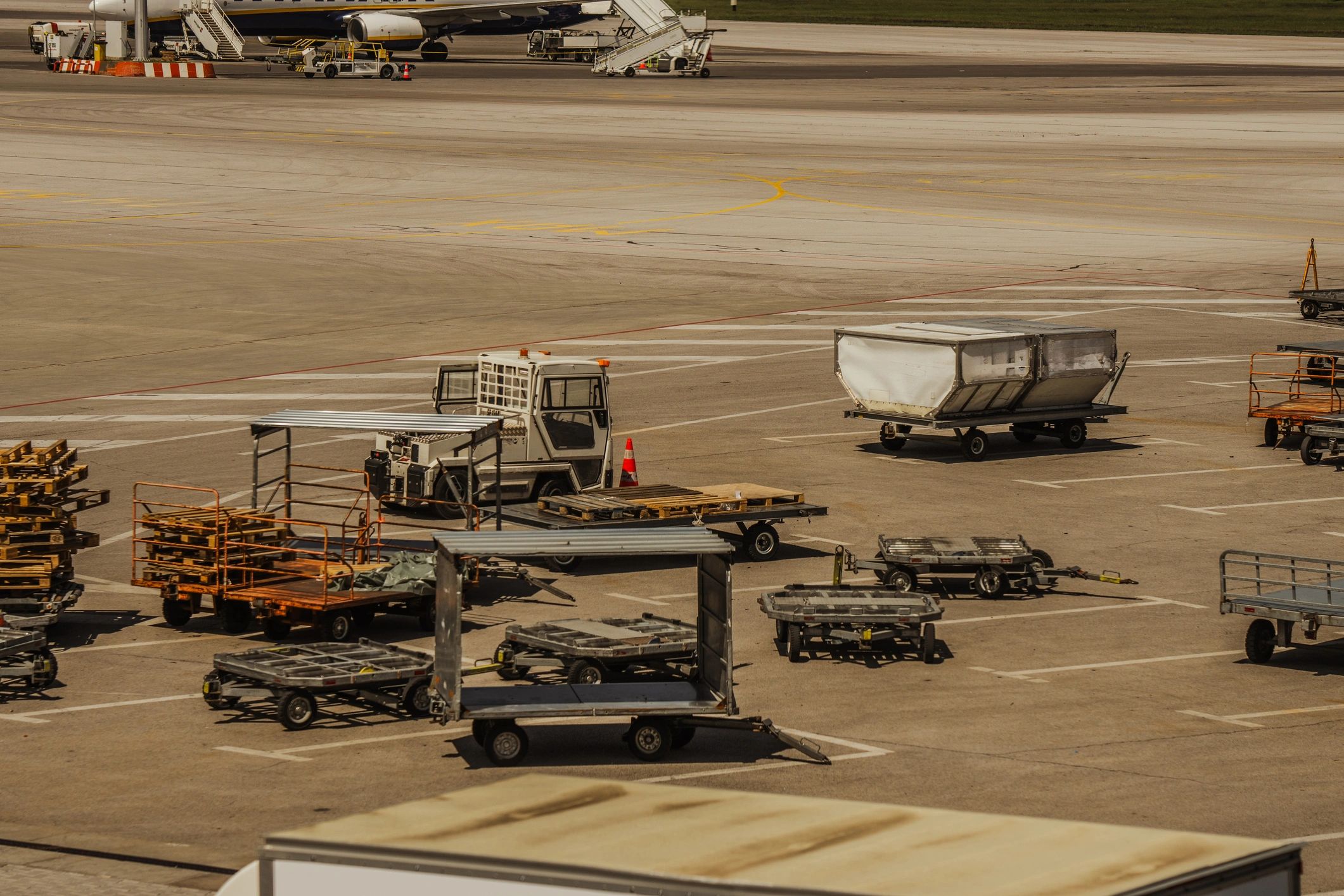Operación en aeropuerto con aeronaves y equipos