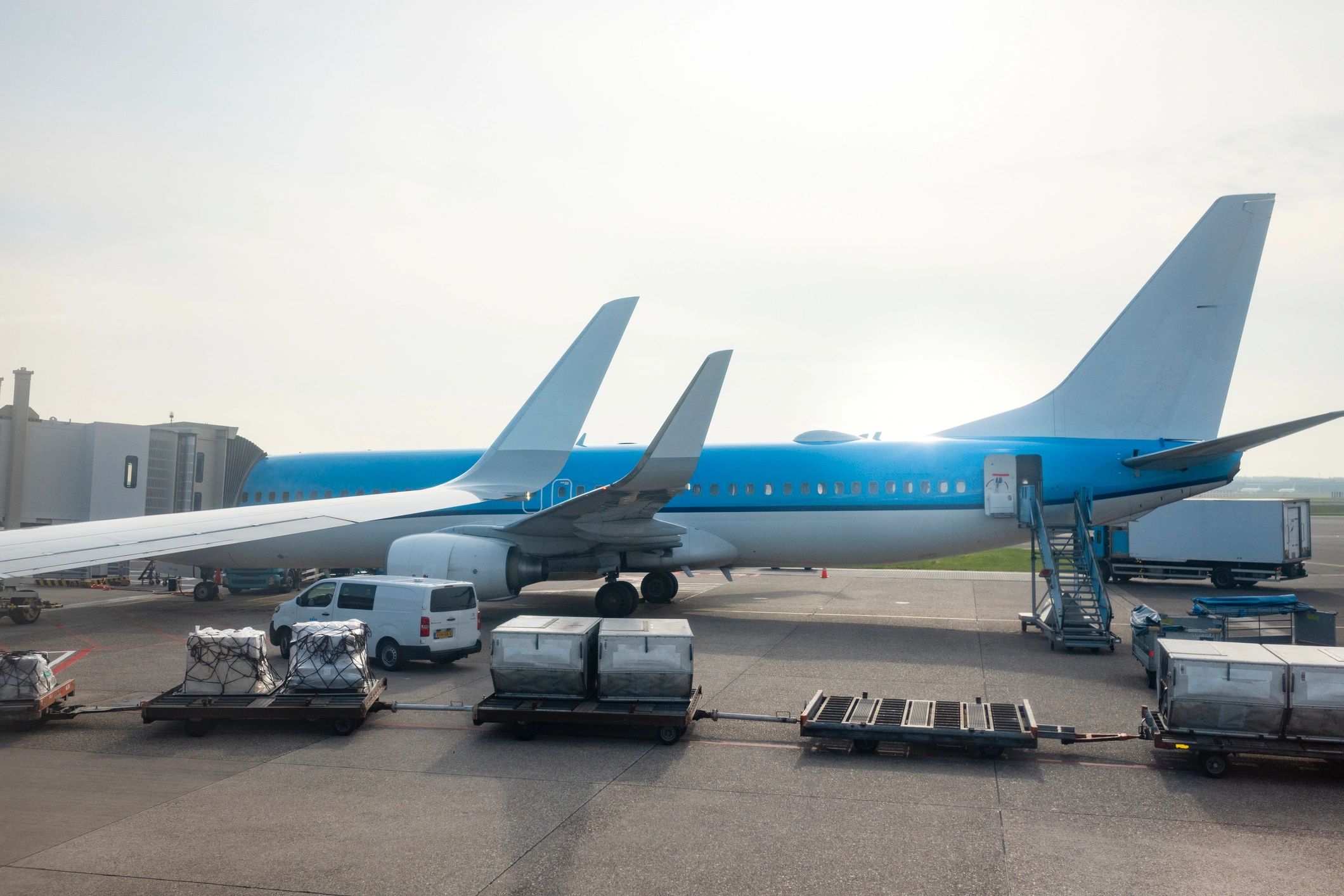 Vista amplia de aeropuerto con aeronaves y equipos en plataforma