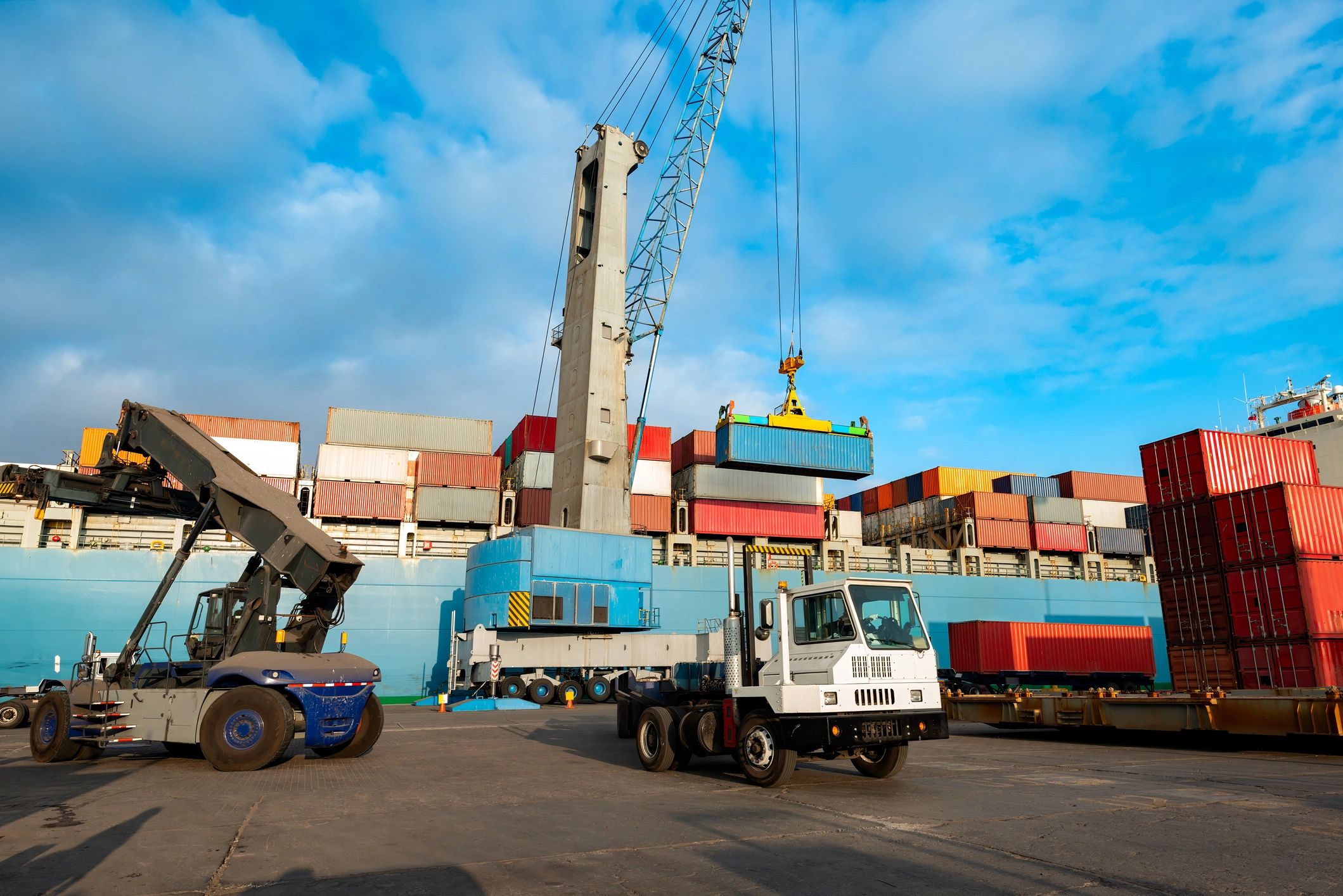 Contenedores en puerto para logística marítima