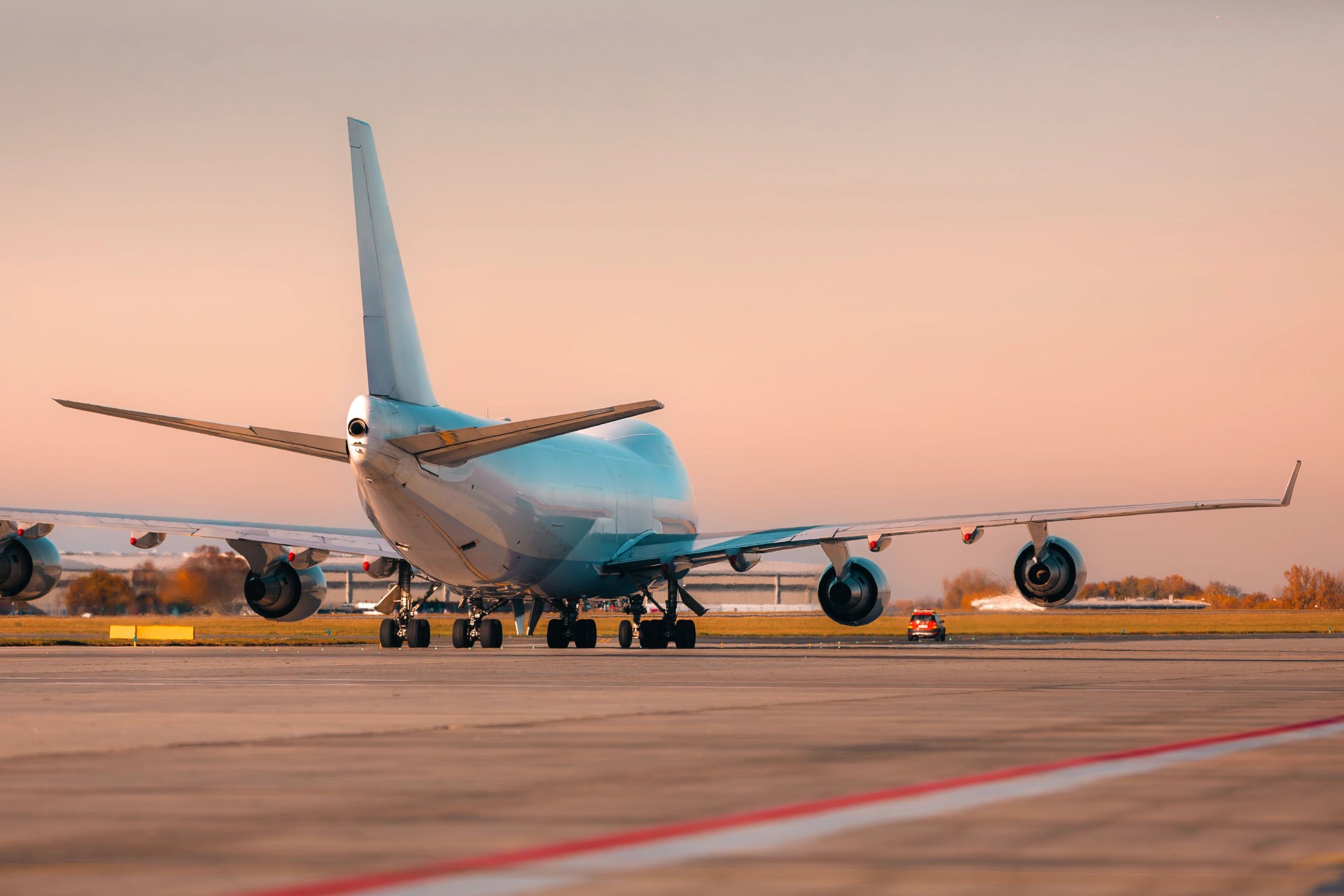Avión de carga en pista, listo para despegar